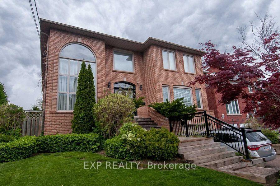 220 Viewmount Avenue, Toronto C04, ON M6B 1T8