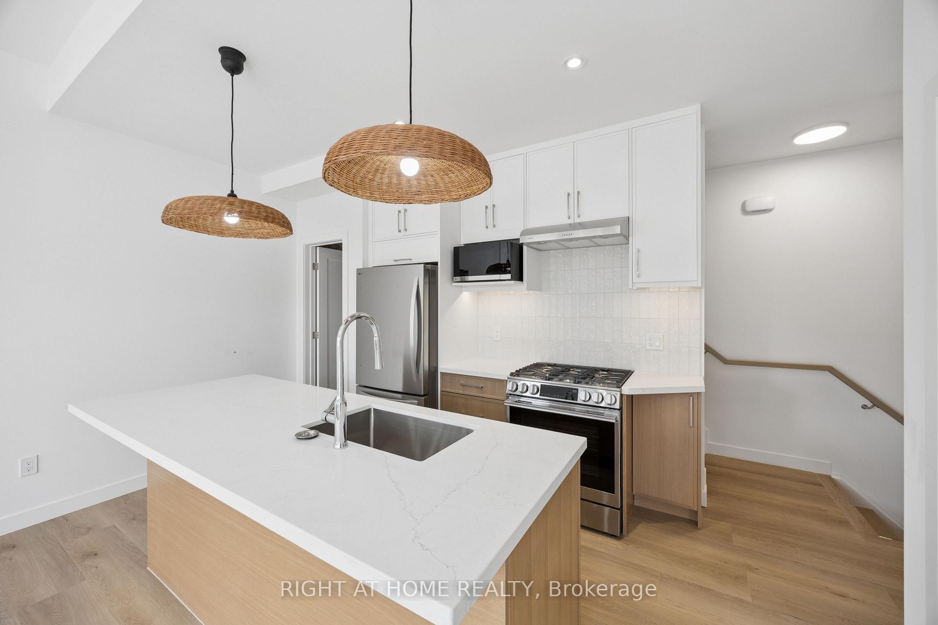91 Barton Avenue 5, Toronto C02, ON M6G 1P7