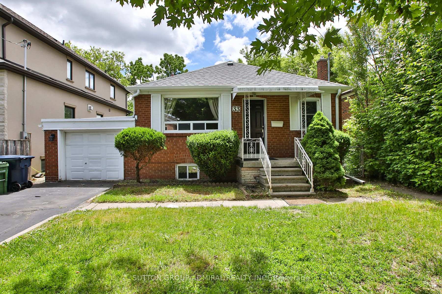 33 Regina Avenue, Toronto C04, ON M6A 1R4