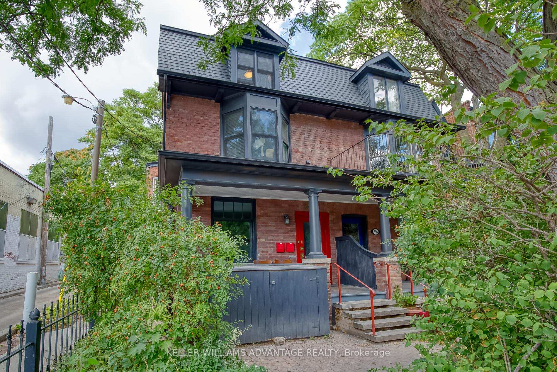 254A Carlton Street, Toronto C08, ON M5A 2L4