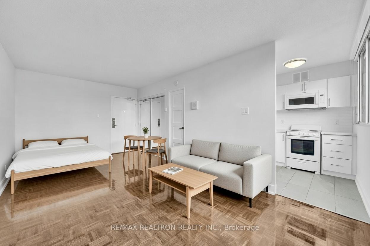 33 Isabella Street 1105, Toronto C08, ON M4Y 2P7