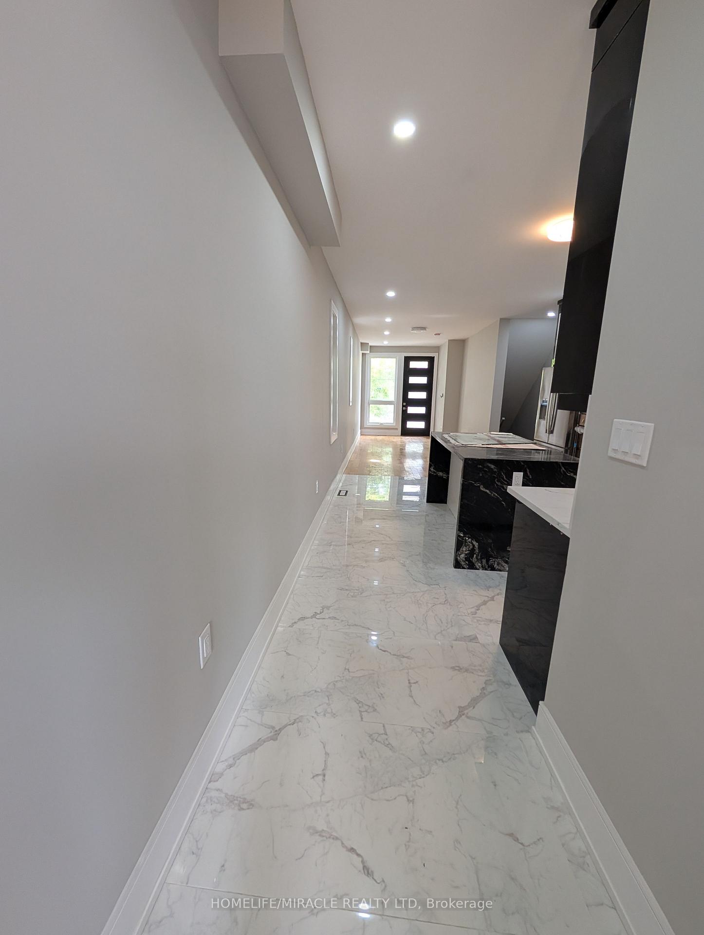 2099 Dufferin Street, Toronto C03, ON M6E 3R3