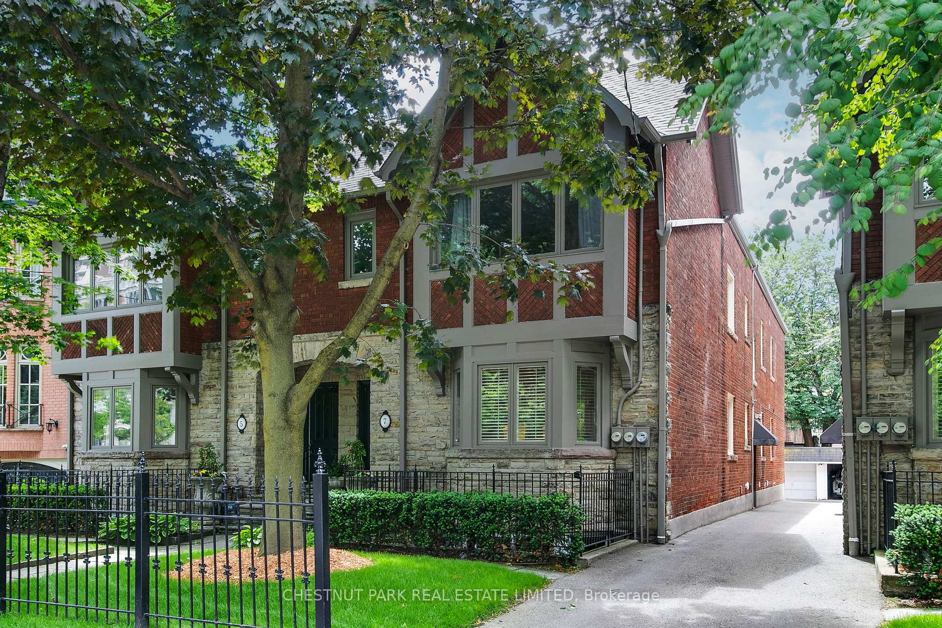 7B Clarendon Avenue, Toronto C02, ON M4V 1H8