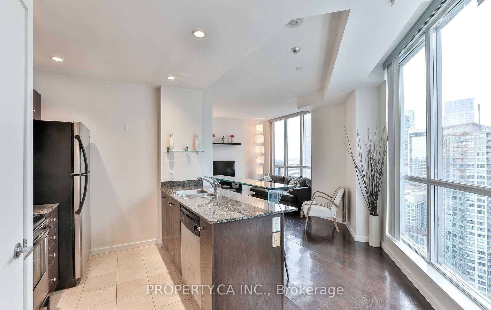 208 Queens Quay W 3112, Toronto C01, ON M5J 2Y5
