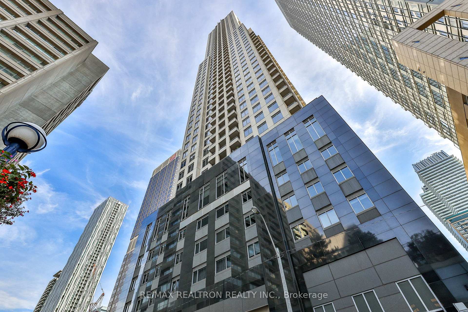 35 Balmuto Street 2208, Toronto C01, ON M4Y 0A3