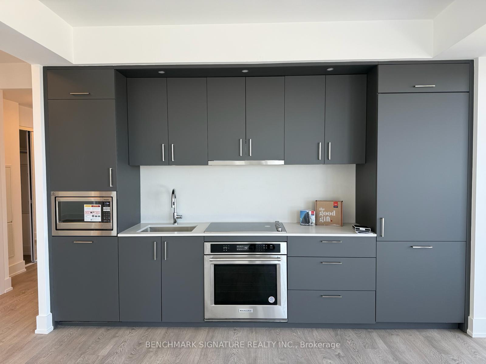 10 Inn on the Park Drive 2204, Toronto C13, ON M3C 0P9