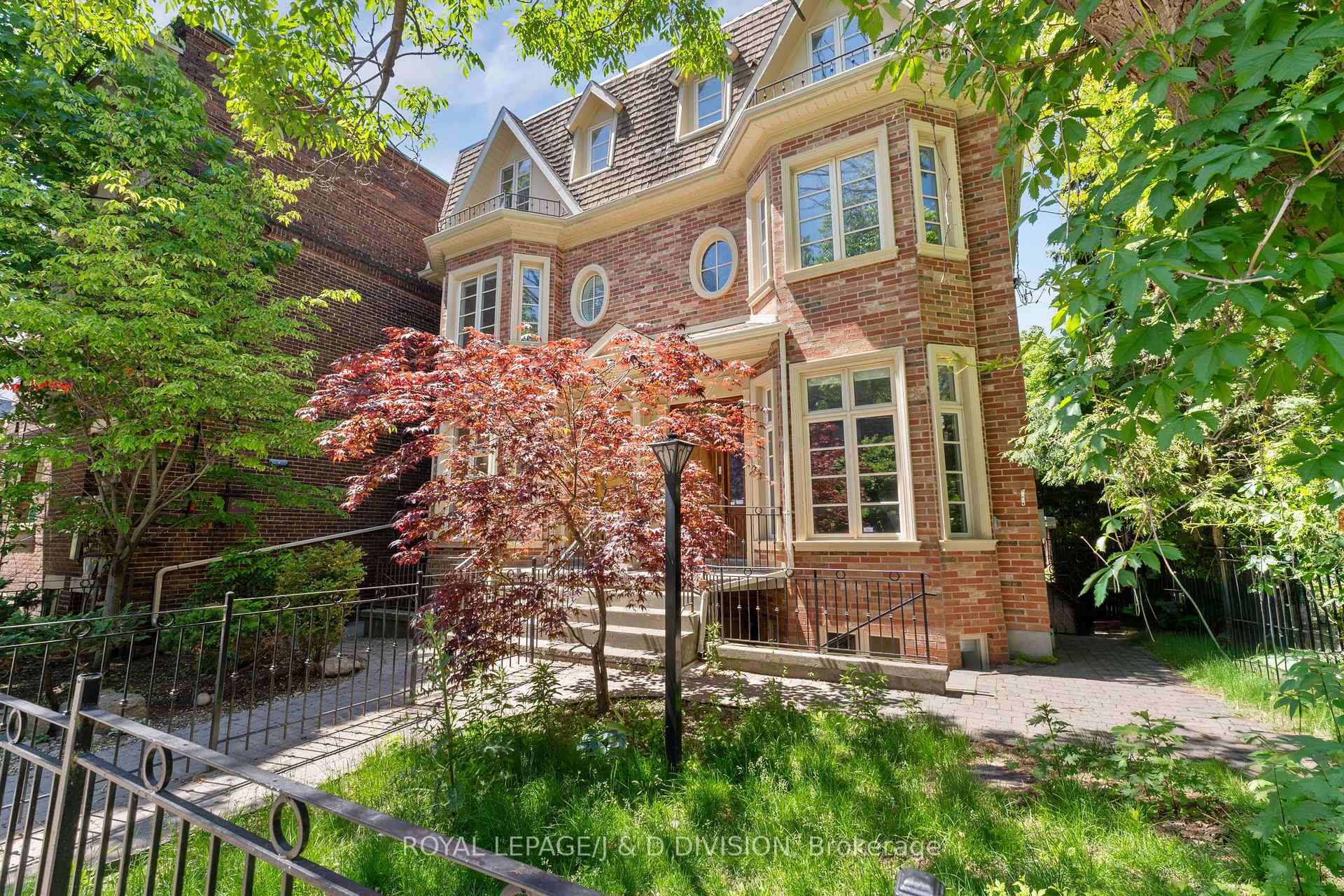 8 Huntley Street, Toronto C08, ON M4Y 2K6