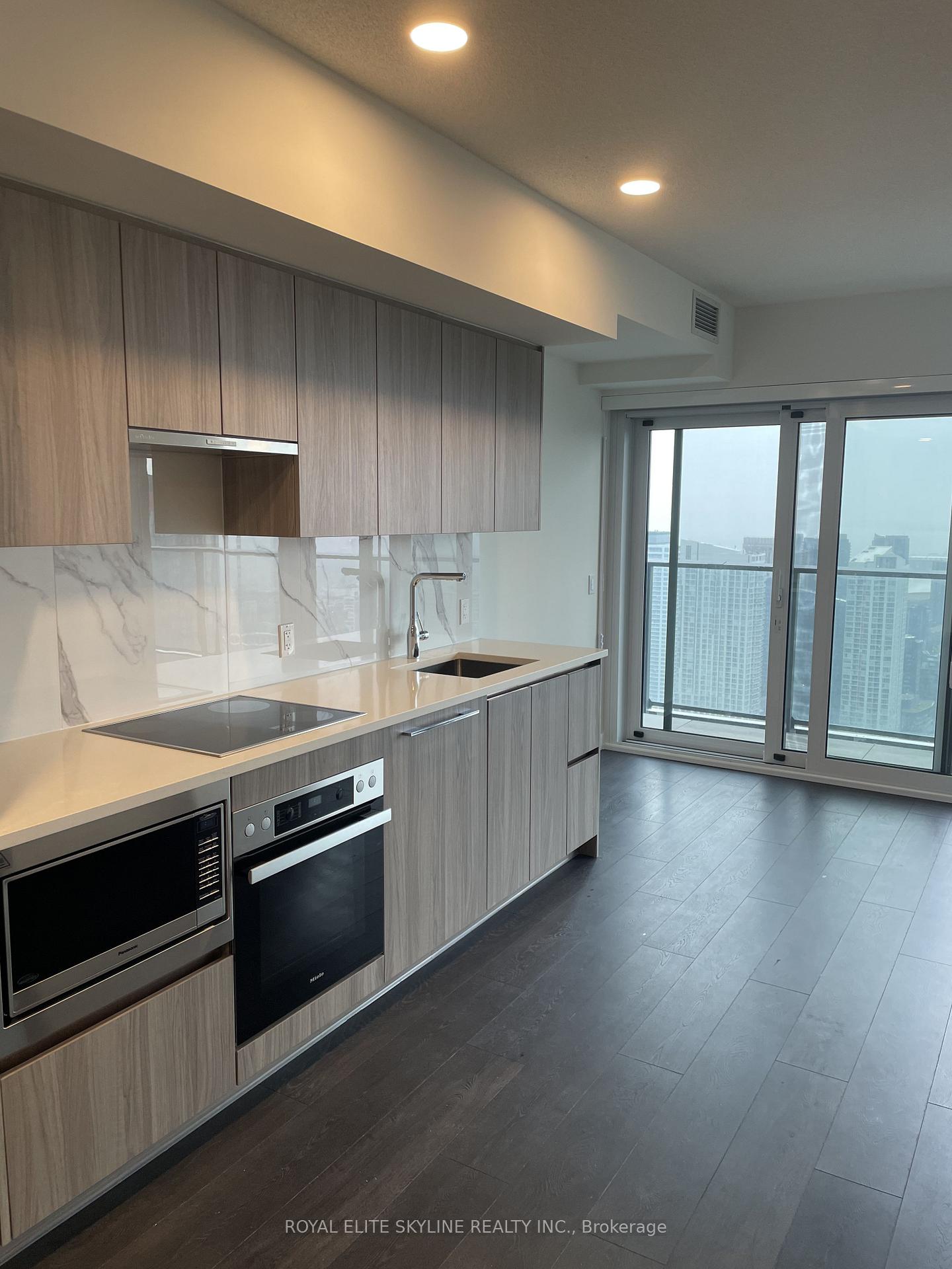 3 Concord Cityplace Way 5215, Toronto C01, ON M5V 0X4