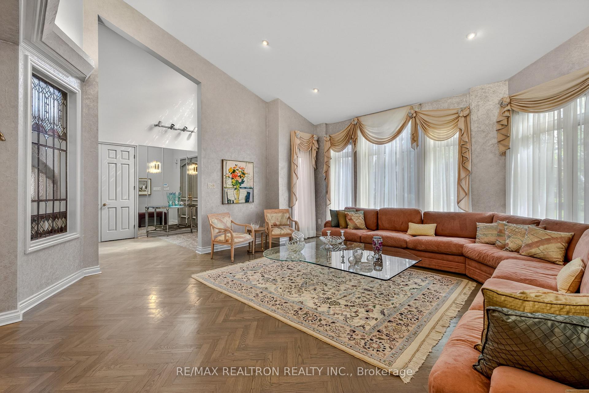 15 Sunforest Court, Toronto C07, ON M2R 3W3