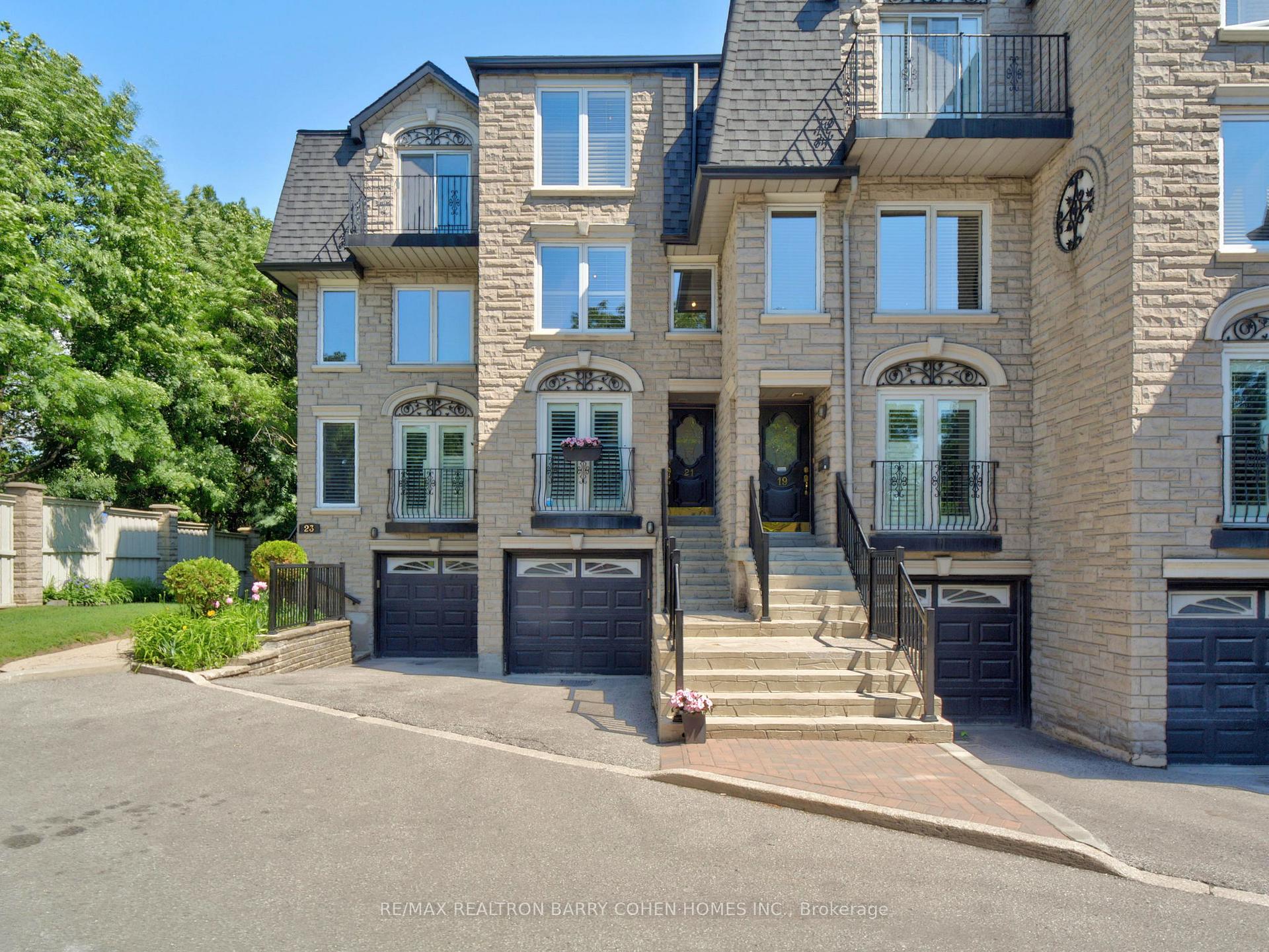 21 Birchbank Lane, Toronto C13, ON M3B 2Y2