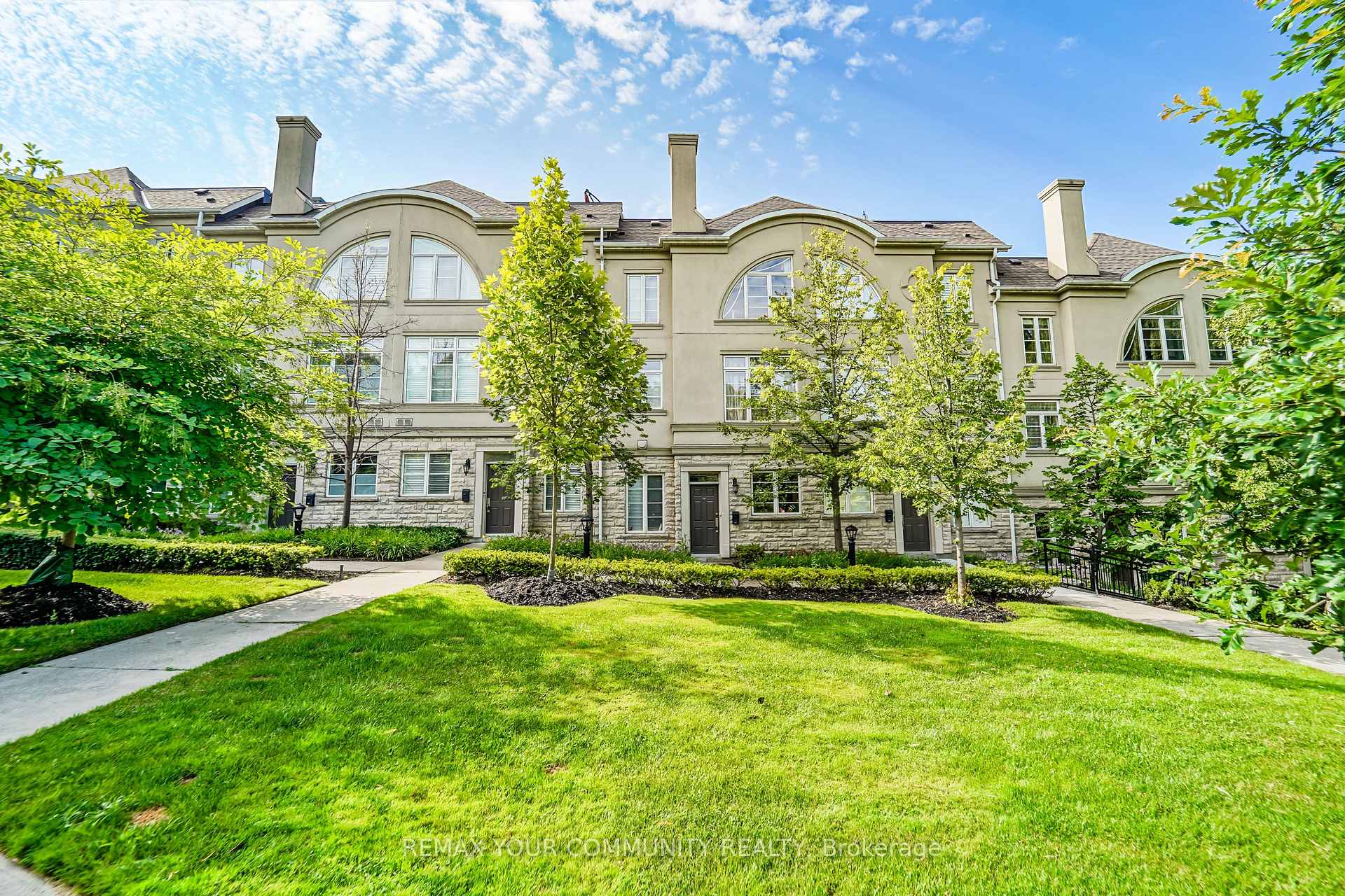 47 York Mills Road 212, Toronto C12, ON M2P 2B6