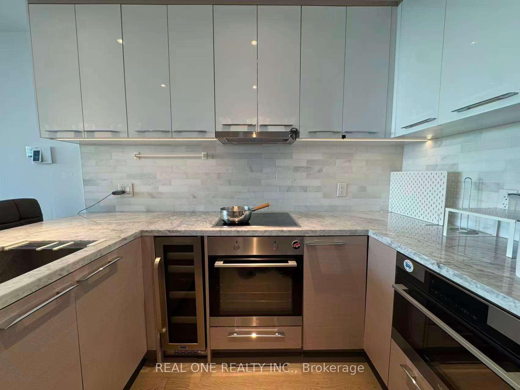 488 University Avenue 4911, Toronto C01, ON M5G 0C1