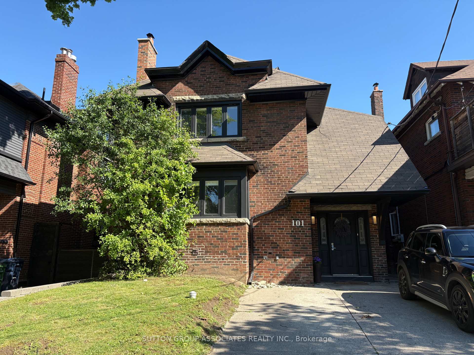 101 Burnside Drive Main, Toronto C02, ON M6G 2M9