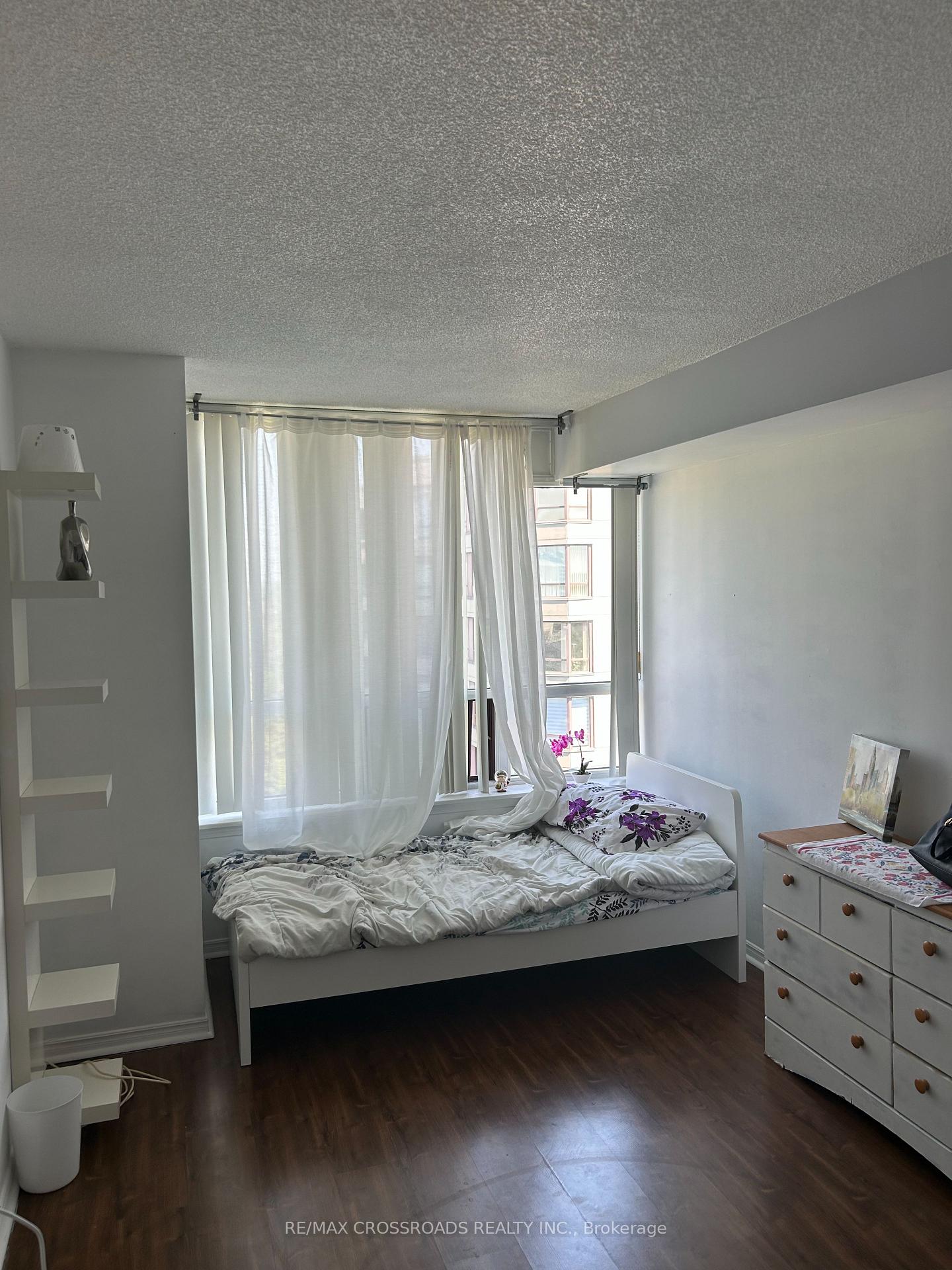 91 Townsgate Drive 1012, Toronto C07, ON L4J 8E8