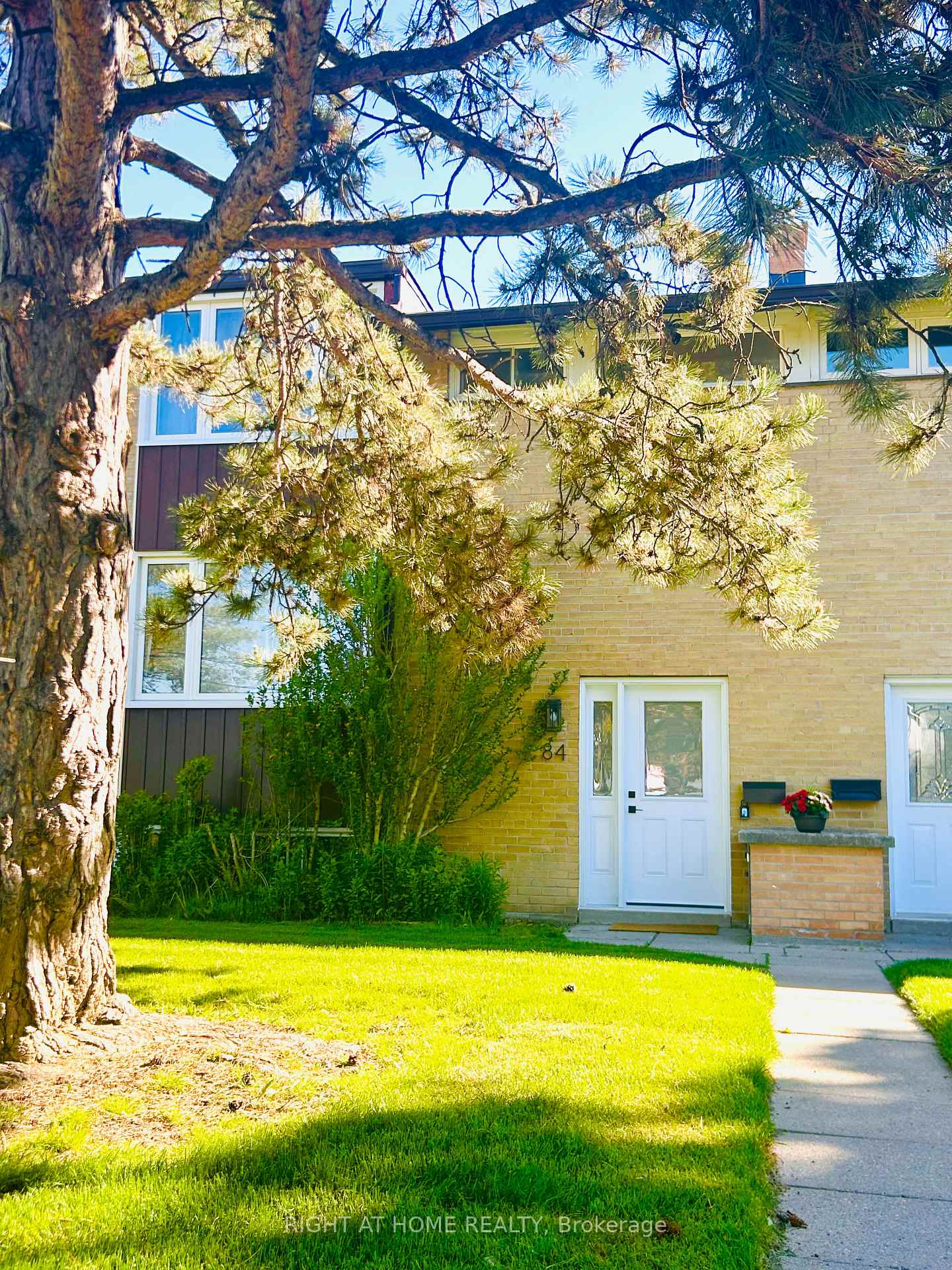 84 Barber Greene Road 25, Toronto C13, ON M3C 1Z9