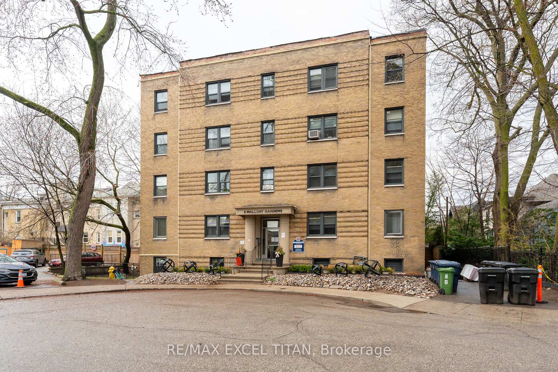 8 Mallory Gardens 35, Toronto C02, ON M4V 2A6