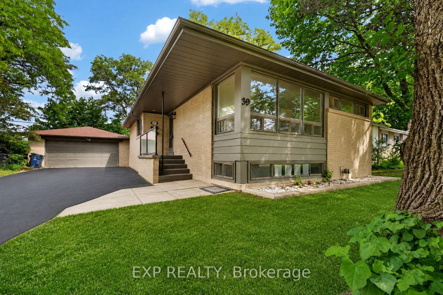 39 Treadgold Crescent, Toronto C13, ON M3A 1X1