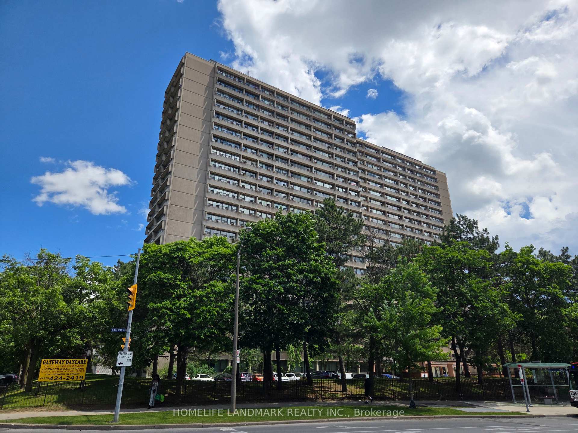 100 Leeward Glenway 301, Toronto C11, ON M3C 2Z1