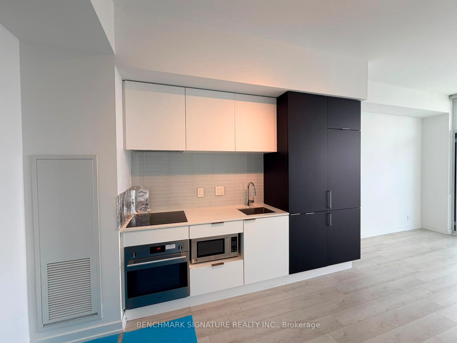33 Helendale Avenue 2613, Toronto C03, ON M4R 0A4