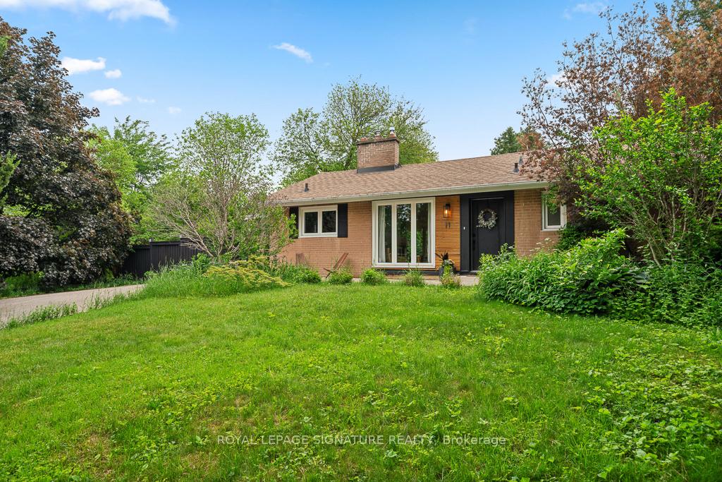 11 Yewfield Crescent, Toronto C13, ON M3B 2Y4