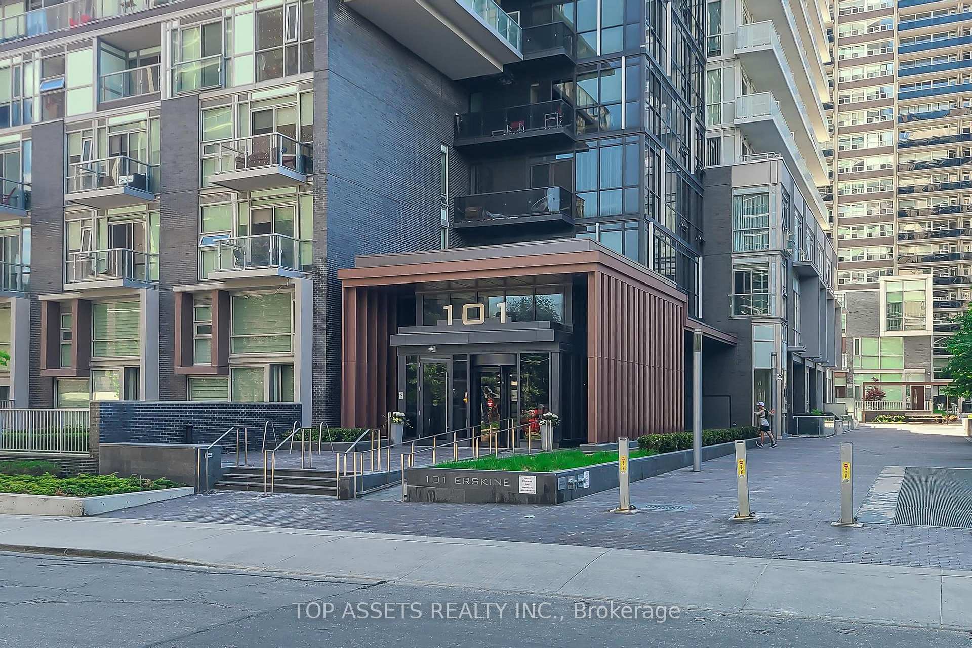 101 Erskine Avenue TH10, Toronto C10, ON M4P 1Y5