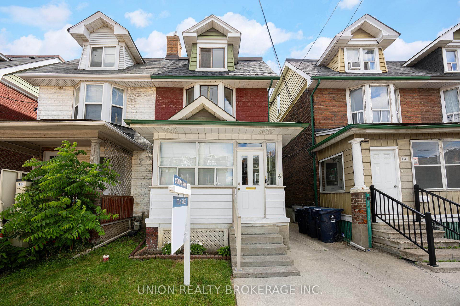 627 Bathurst Street, Toronto C01, ON M5S 2R2