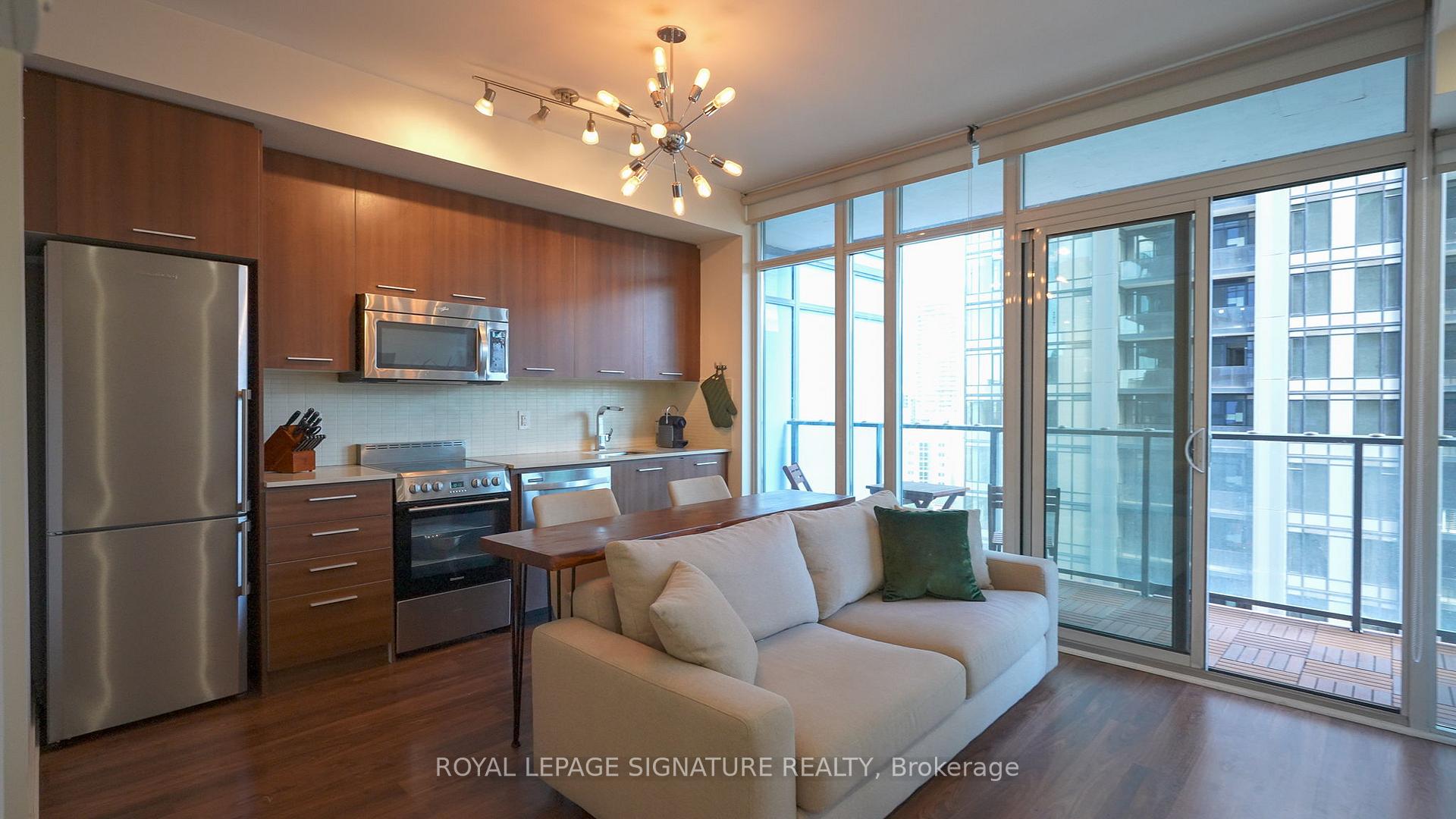 105 George Street 1214, Toronto C08, ON M5A 0L4