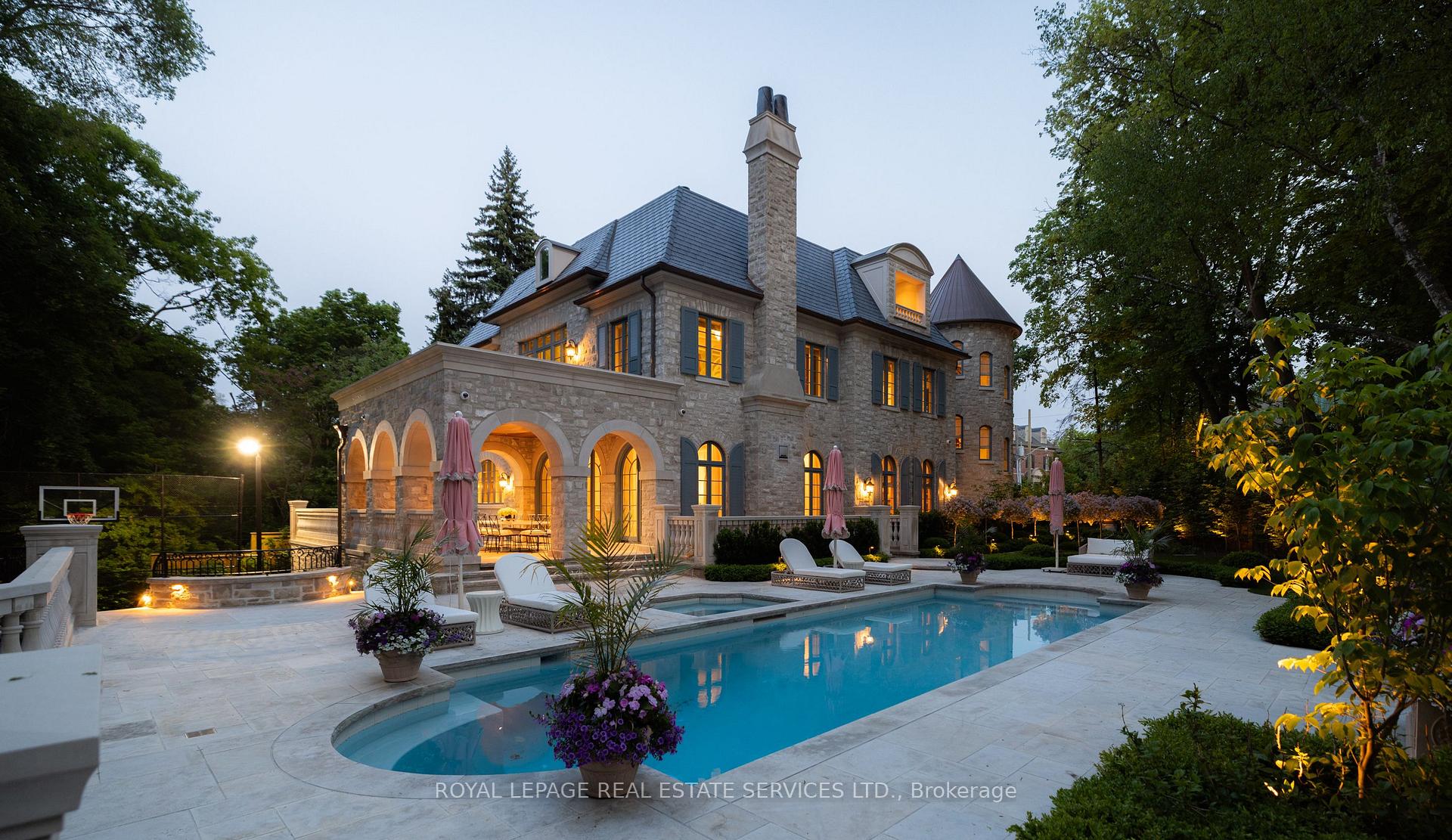221 Forest Hill Road, Toronto C03, ON M5P 2N3