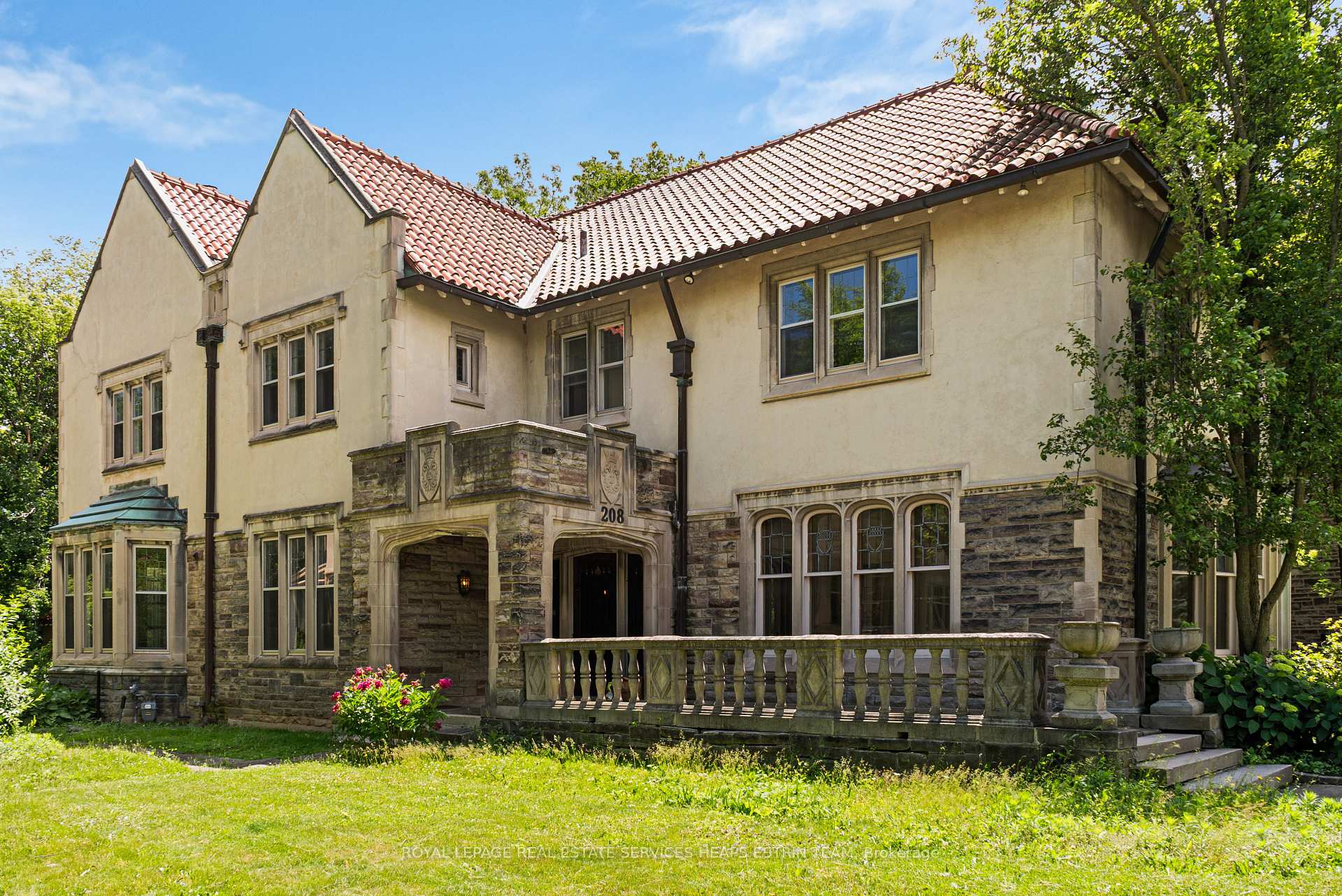 208 Roxborough Drive, Toronto C09, ON M4W 1X8