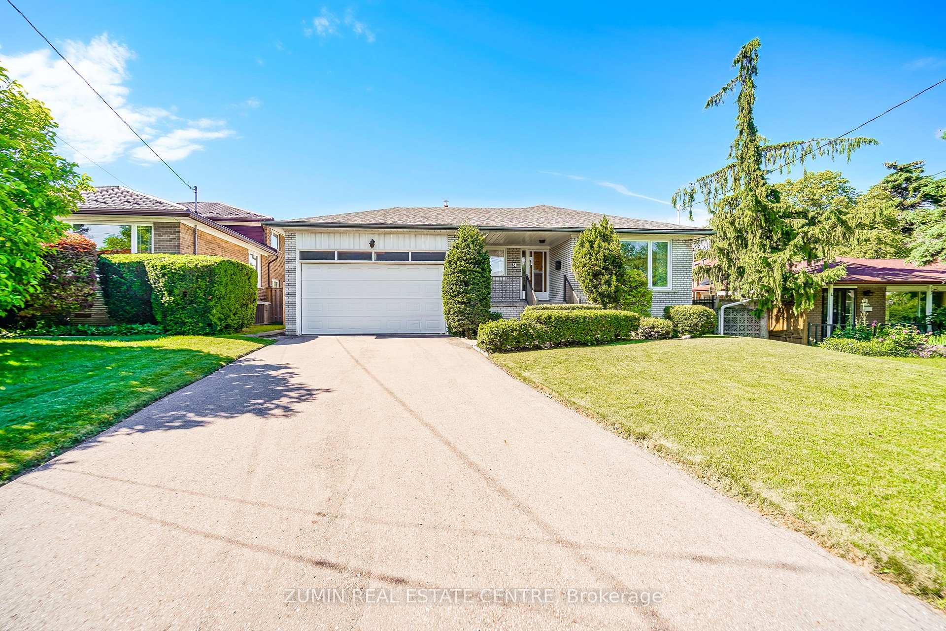 9 Oldborough Circle, Toronto C15, ON M2J 3A1