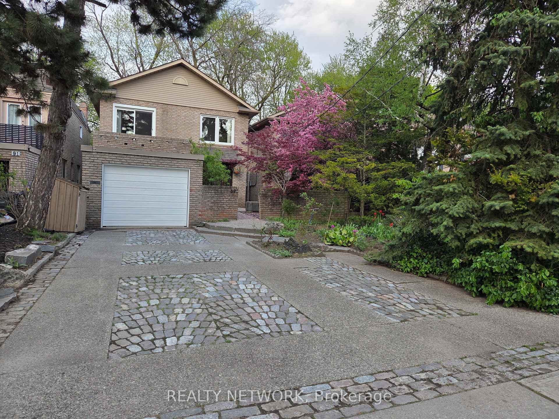 89 Elmsthorpe Avenue, Toronto C03, ON M5P 2L8