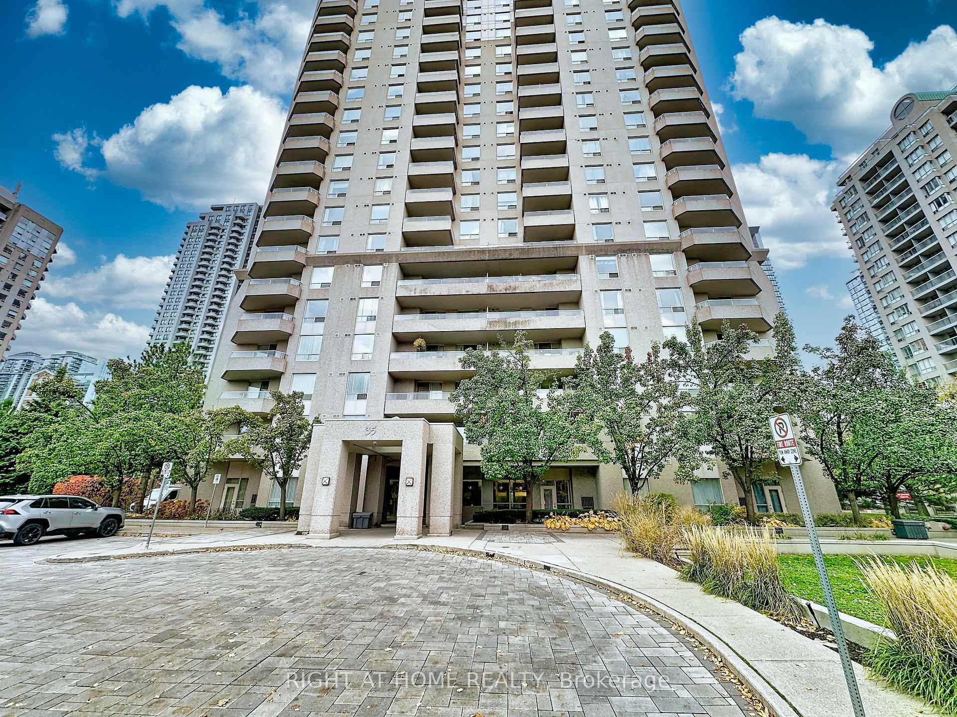 35 Empress Avenue 2108, Toronto C14, ON M2N 6T3