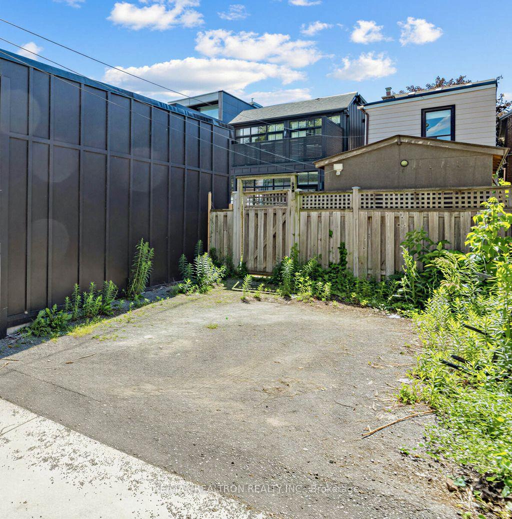 425 Clinton Street, Toronto C02, ON M6G 2Z1