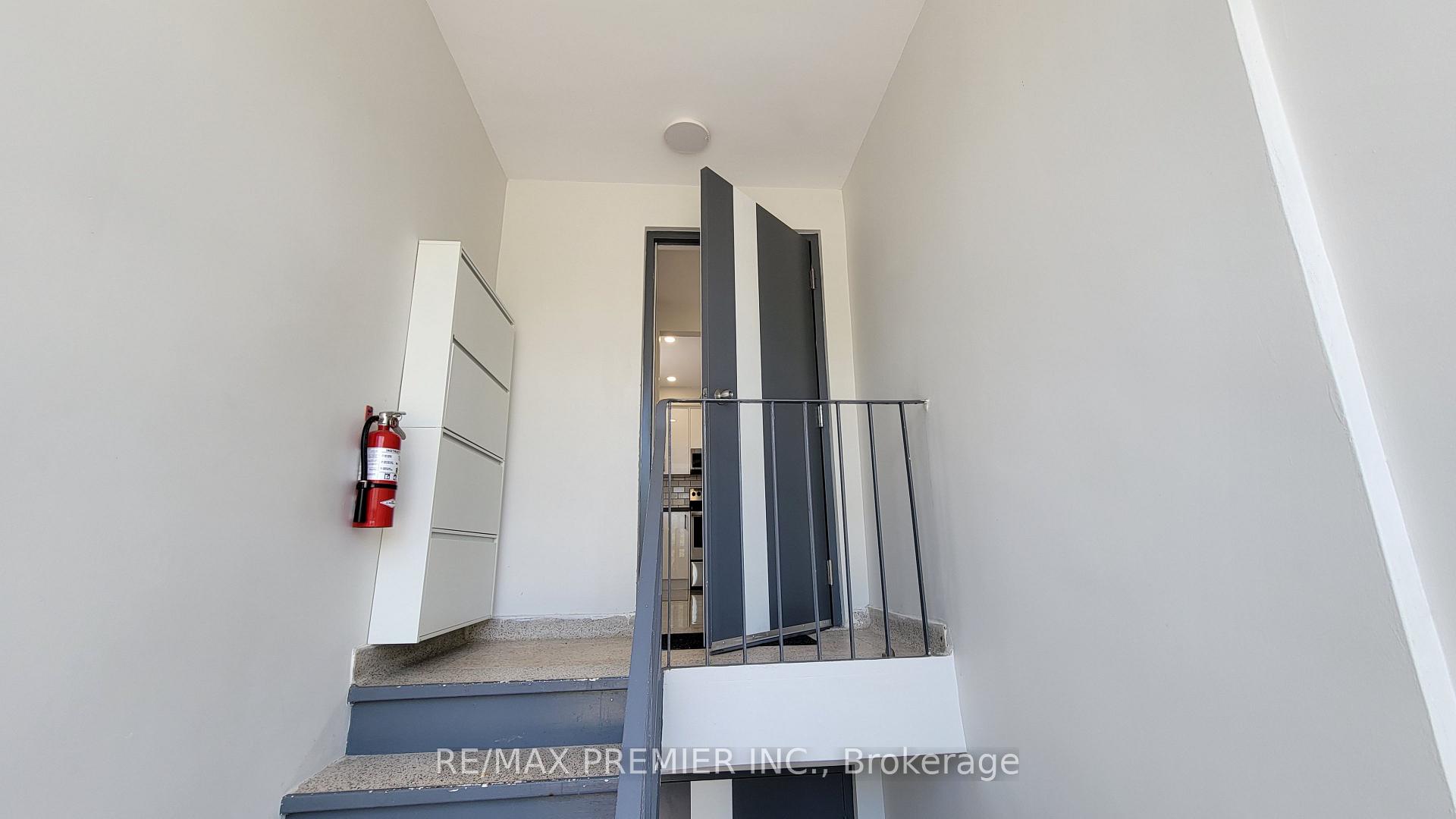 294 Wilmington Avenue 3, Toronto C06 — photo 3 of 5