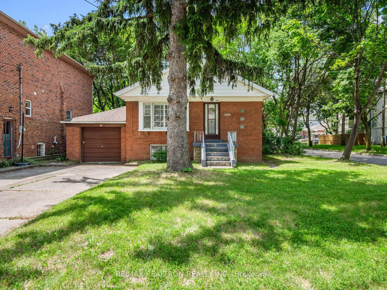 12 Graymar Avenue, Toronto C06 — photo 2 of 5