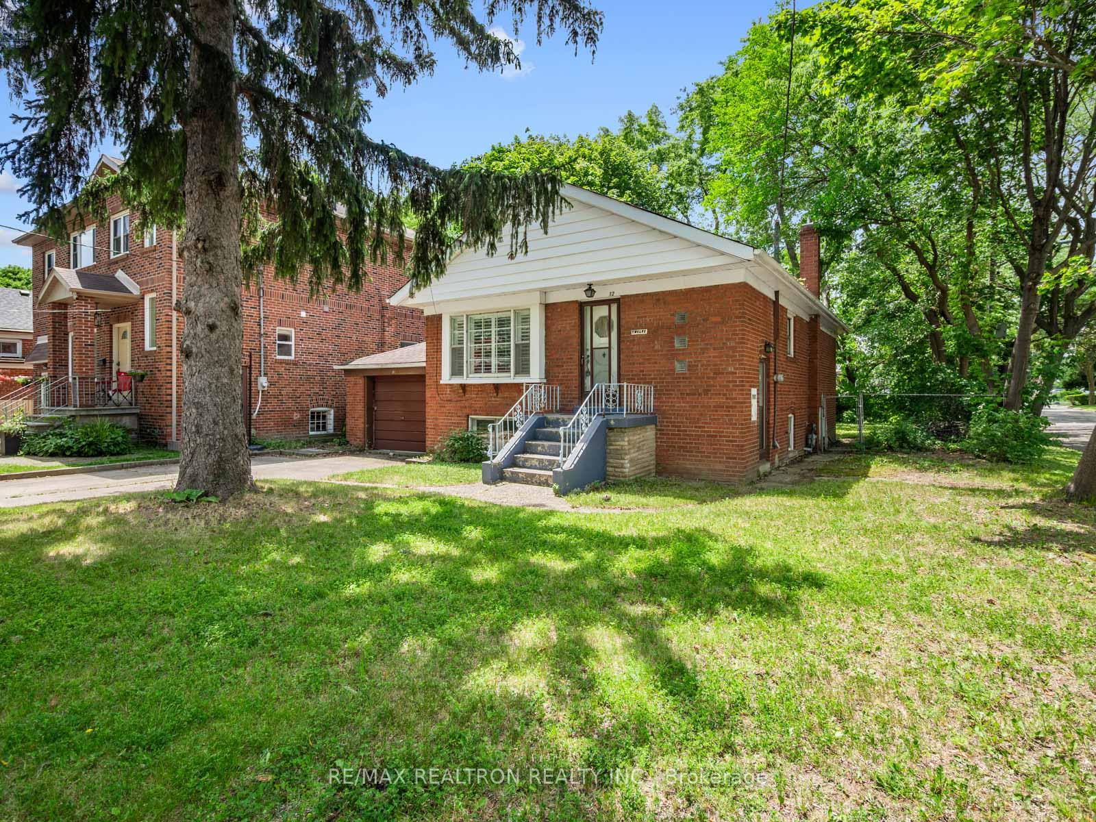 12 Graymar Avenue, Toronto C06 — photo 4 of 5