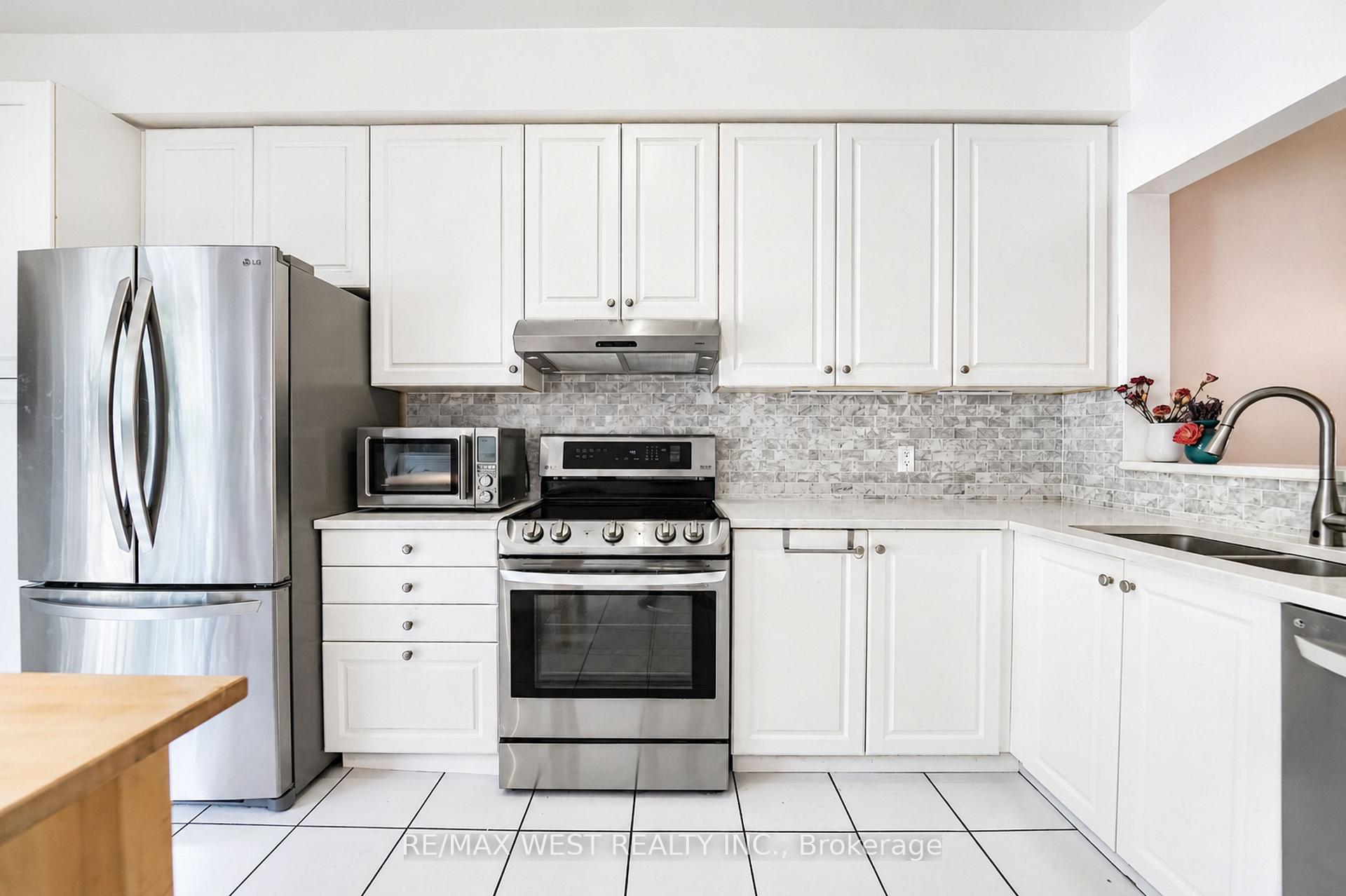 757 Sheppard Avenue W 11, Toronto C06 — photo 2 of 5