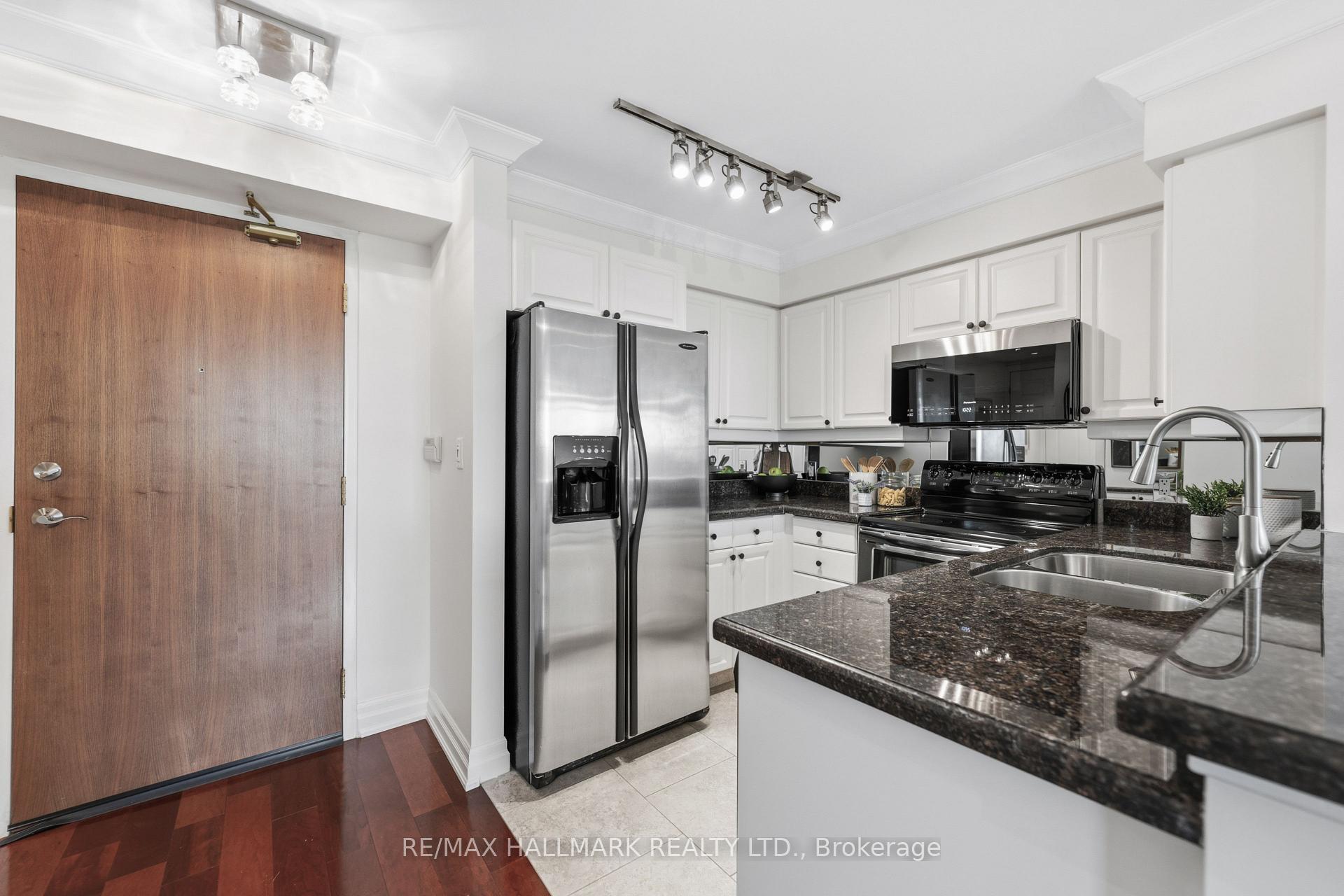 3840 Bathurst Street 511, Toronto C06 — photo 3 of 5