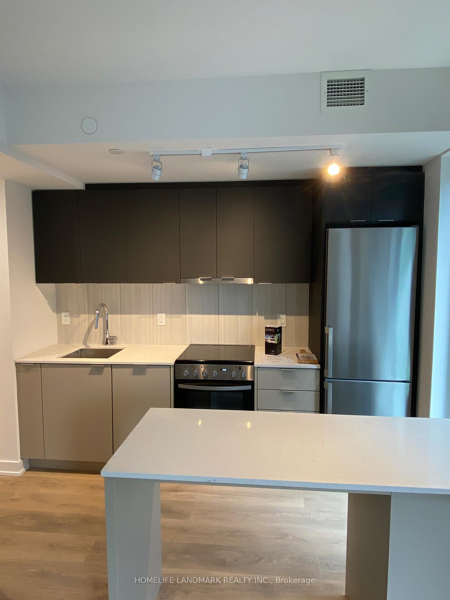 8 TIPPETT Road 626, Toronto C06 — photo 4 of 5