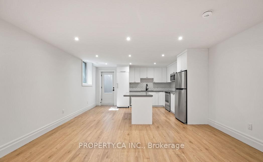 119 Invermay Avenue, Toronto C06 — photo 3 of 5
