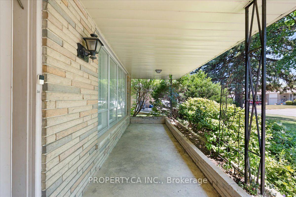 48 Kennard Avenue, Toronto C06 — photo 2 of 5
