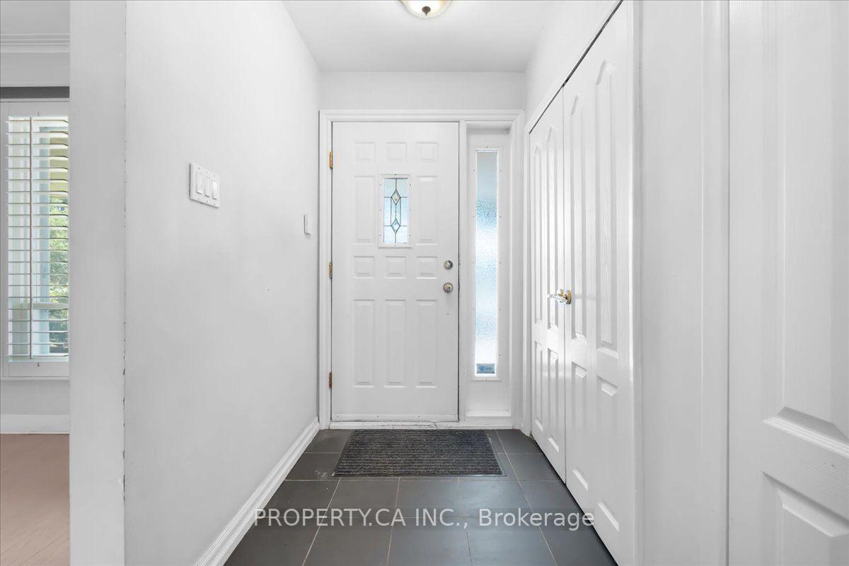 48 Kennard Avenue, Toronto C06 — photo 4 of 5