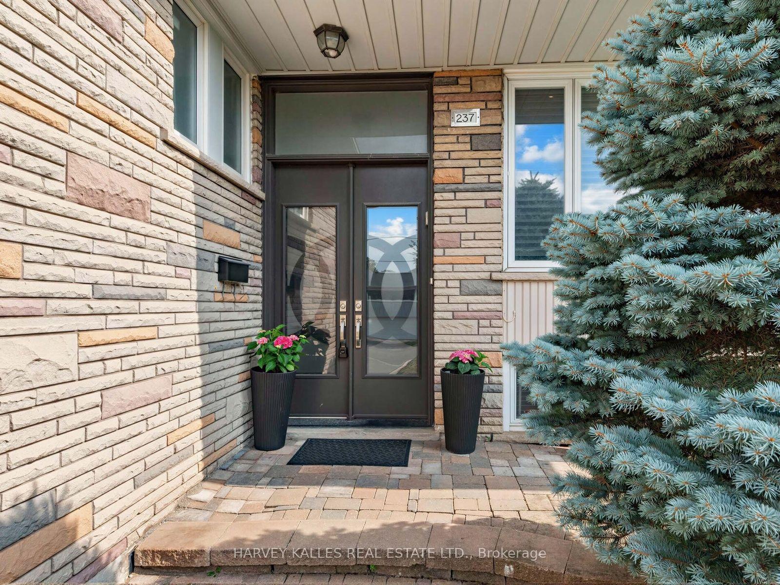 237 Searle Avenue, Toronto C06 — photo 5 of 5