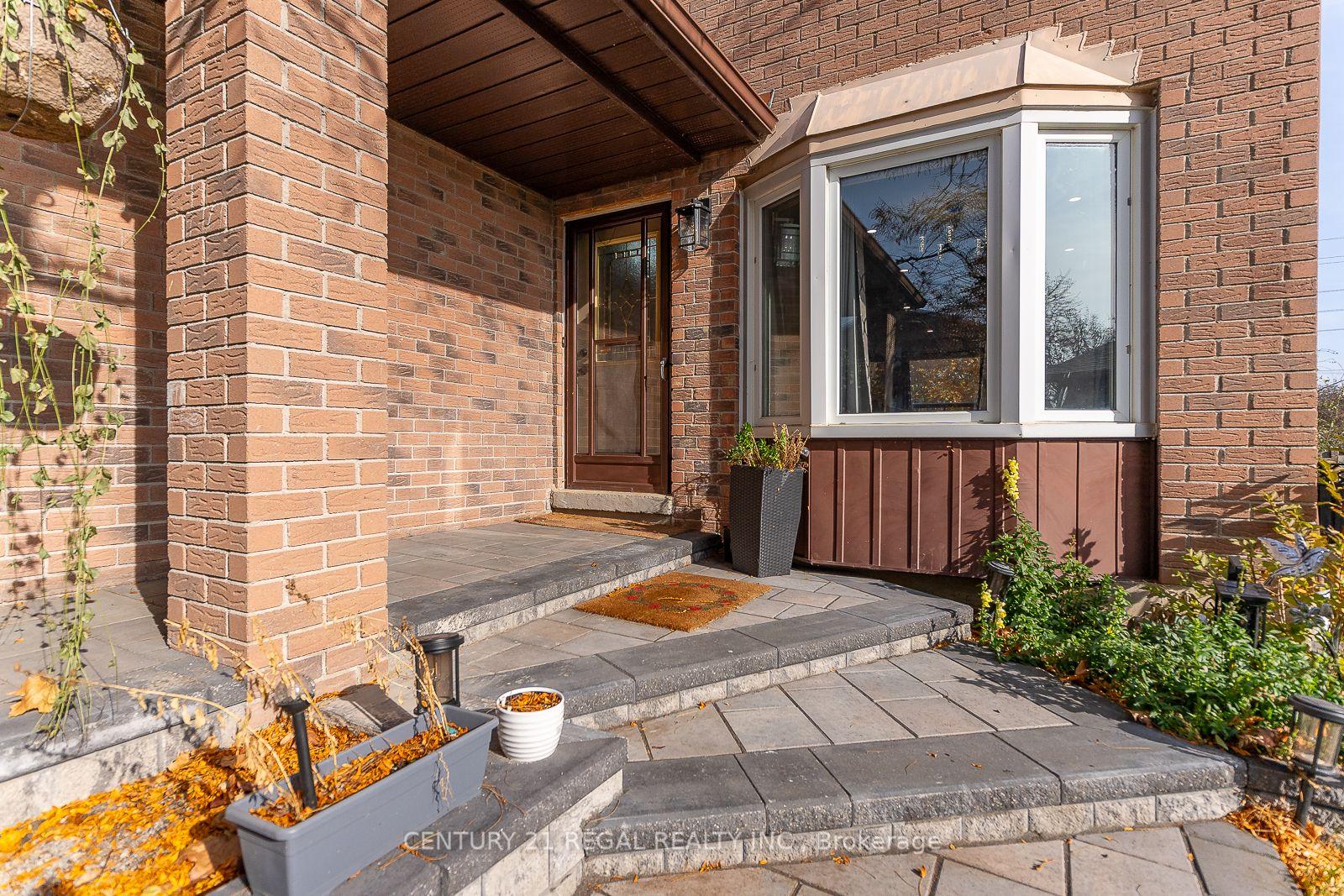 28 Upland Drive, Whitby — photo 3 of 5