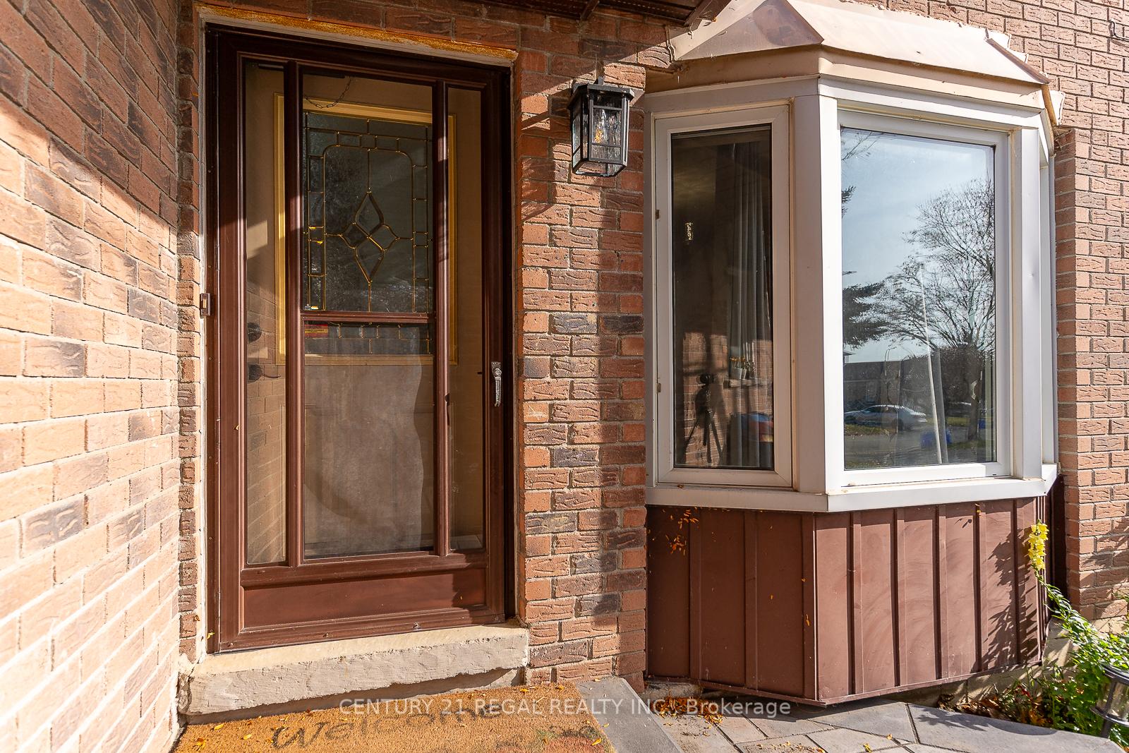28 Upland Drive, Whitby — photo 4 of 5