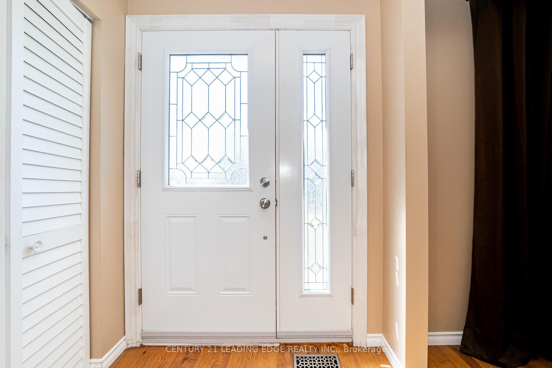 815 Douglas Avenue, Pickering — photo 3 of 5