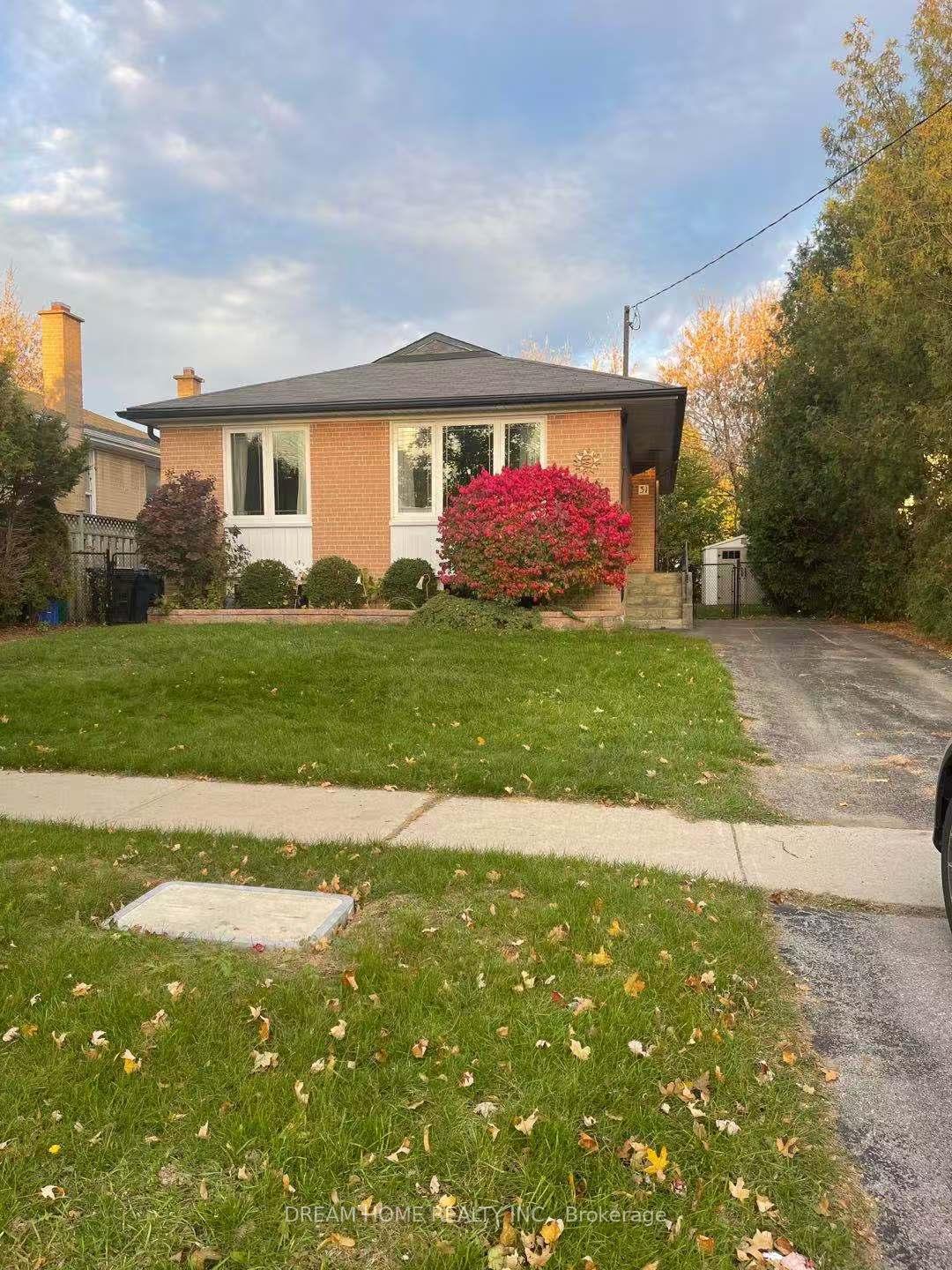31 Sancrest Drive Main, Toronto E09, ON M1P 4A6 — Toronto E09, Ontario