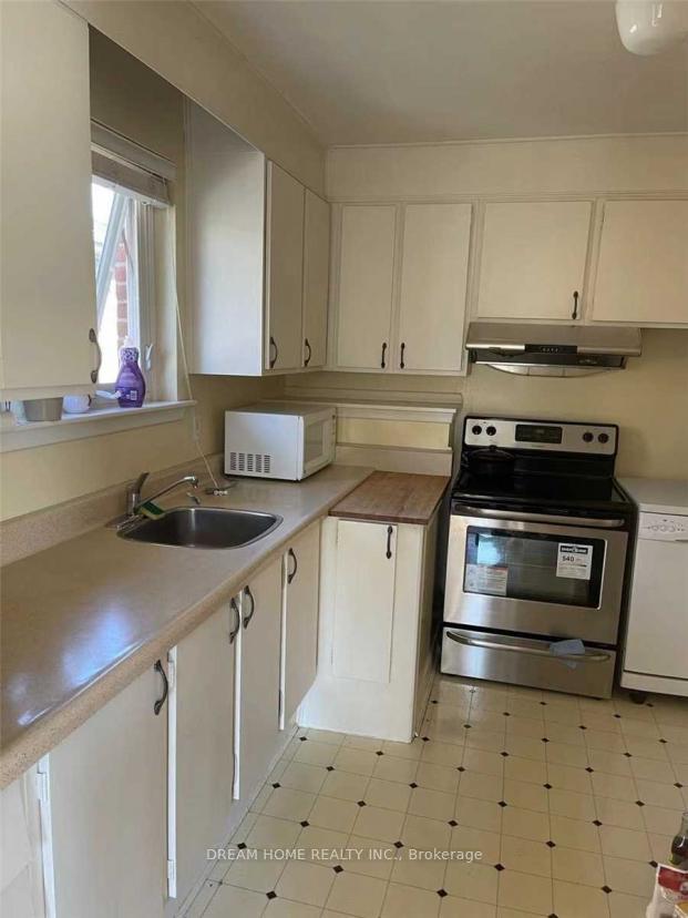 31 Sancrest Drive Main, Toronto E09 — photo 3 of 5