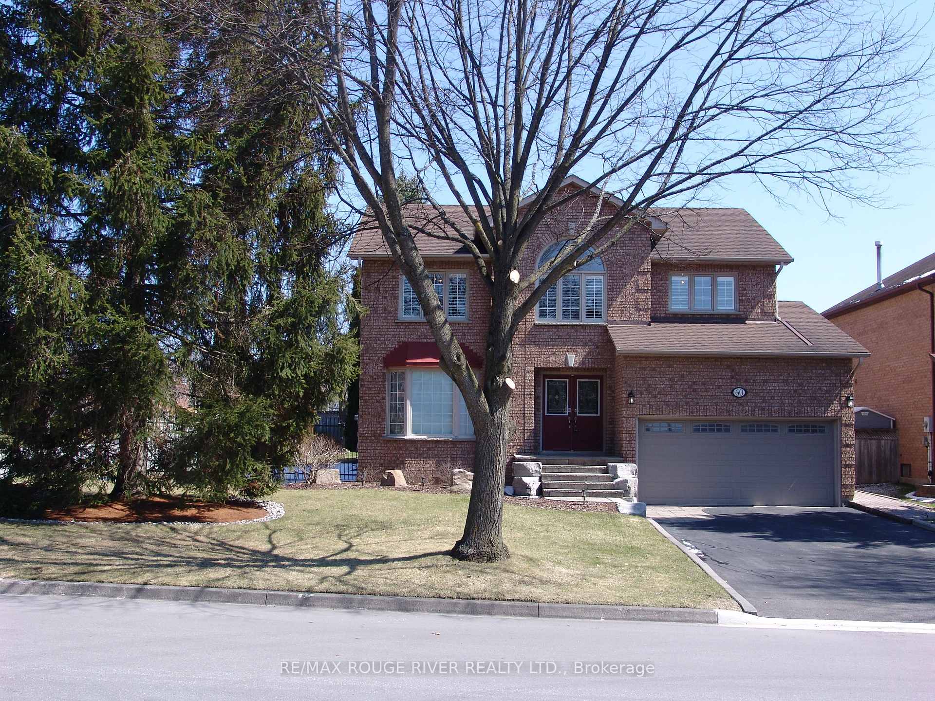 60 Emmett Place, Whitby, ON L1R 2B4