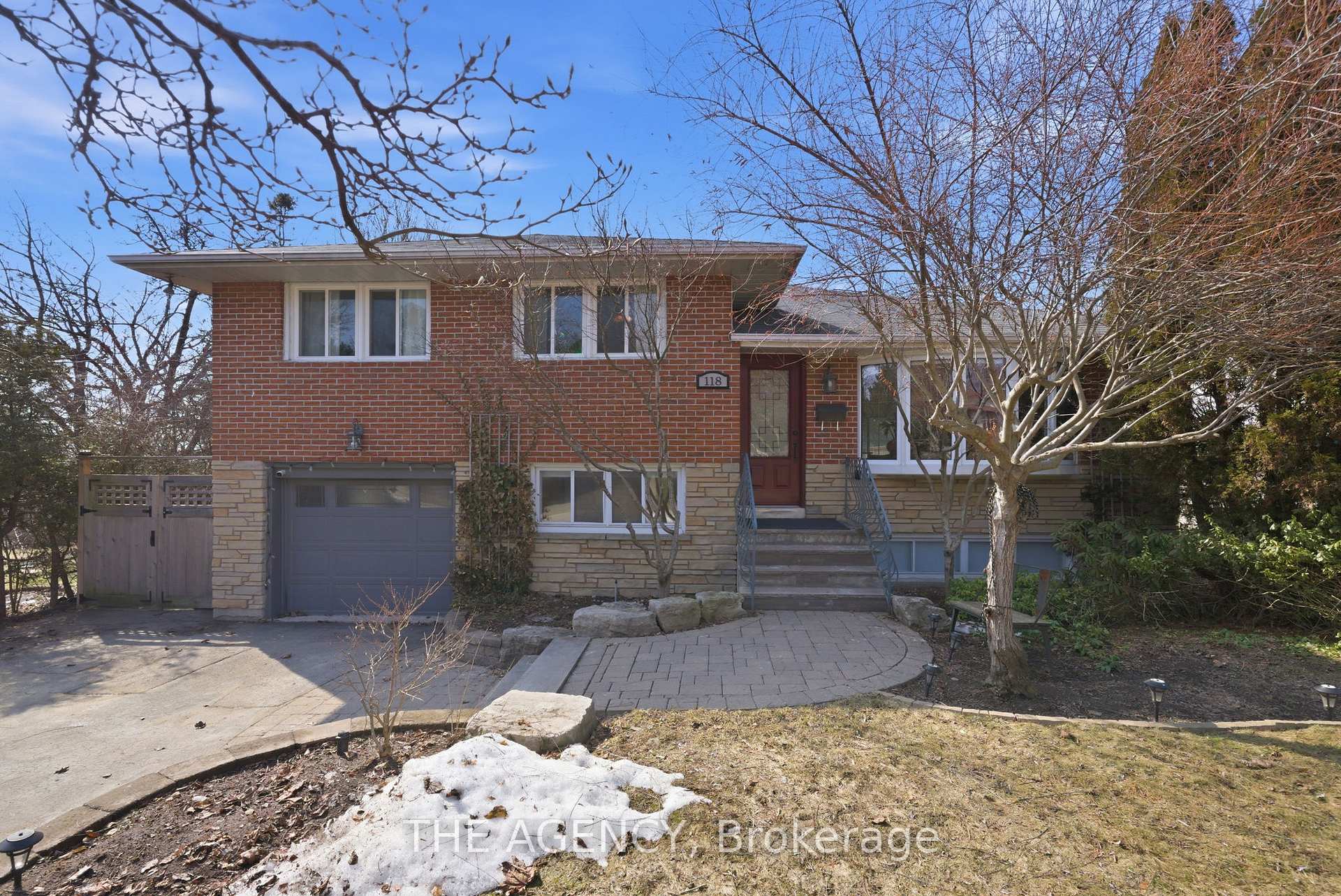 118 Applewood Crescent, Whitby, ON L1N 2E7